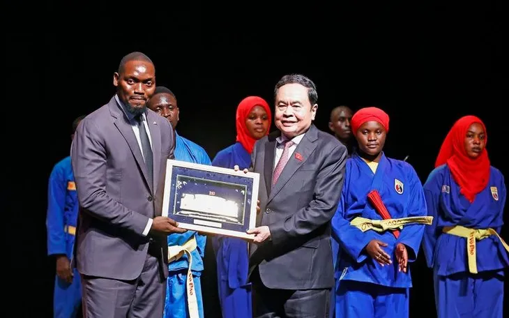 Chủ tịch Quốc hội Trần Thanh Mẫn và Phu nhân thăm Câu lạc bộ Vovinam tại Senegal